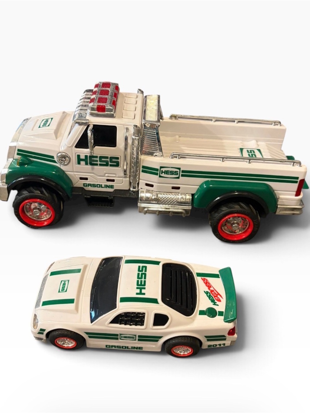 HESS 2011 Collectable Green & White Tow Truck and Race Car Playset